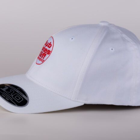 Stylisches Base-Cap des Club Rotes Kliff in Kampen von der Seite Stylisches Base-Cap des Club Rotes Kliff in Kampen von der Seite