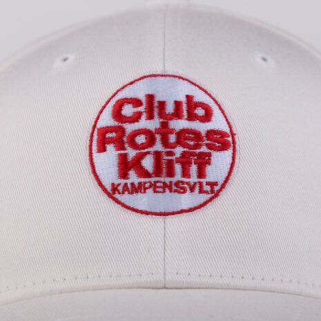 Stylisches Base-Cap des Club Rotes Kliff in Kampen mit CRK-Logo Stylisches Base-Cap des Club Rotes Kliff in Kampen mit CRK-Logo