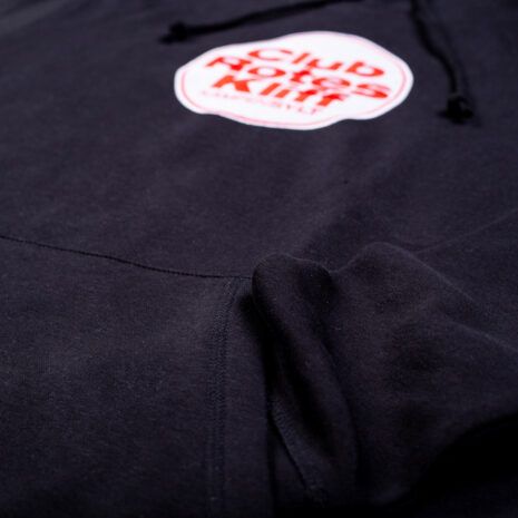 Stylischer schwarzer Hoodie des Club Rotes Kliff in Kampen im Detail Stylischer schwarzer Hoodie des Club Rotes Kliff in Kampen im Detail