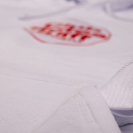 Stilvoller weißer Hoodie des Club Rotes Kliff in Kampen im Detail Stilvoller weißer Hoodie des Club Rotes Kliff in Kampen im Detail