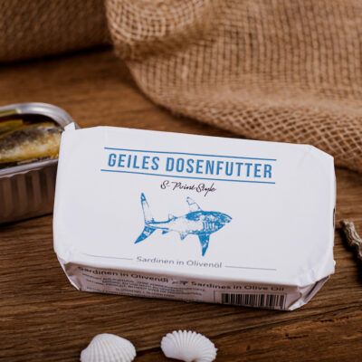 Geiles Dosen-Futter S-Point-Style: Hochwertige Sardinen in Olivenöl im Detail von vorne