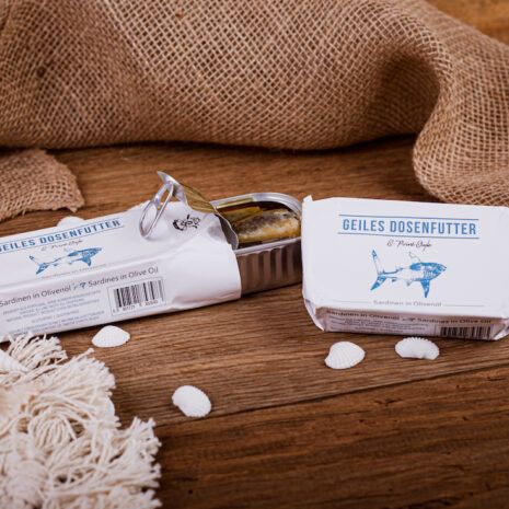 Geiles Dosen-Futter S-Point-Style: Hochwertige Sardinen in Olivenöl im Detail seitlich Geiles Dosen-Futter S-Point-Style: Hochwertige Sardinen in Olivenöl im Detail seitlich