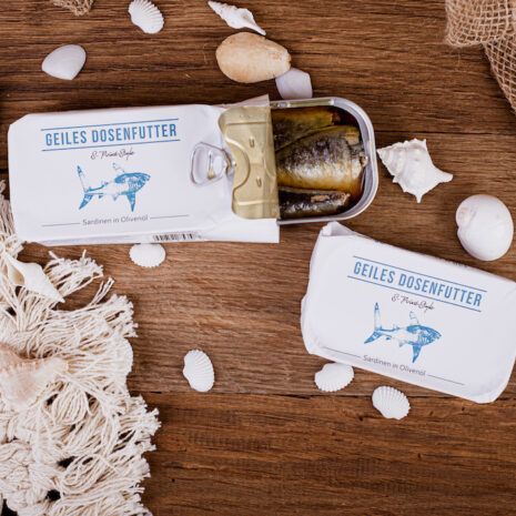 Geiles Dosen-Futter S-Point-Style: Hochwertige Sardinen in Olivenöl im Detail von oben Geiles Dosen-Futter S-Point-Style: Hochwertige Sardinen in Olivenöl im Detail von oben