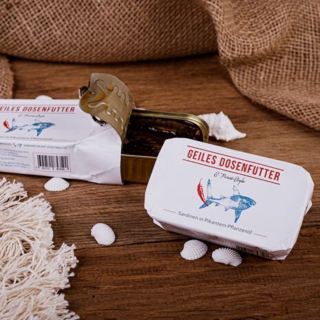 Geiles Dosen-Futter S-Point-Style: Pikante Sardinen in Piri-Piri Pflanzenöl von oben Geiles Dosen-Futter S-Point-Style: Pikante Sardinen in Piri-Piri Pflanzenöl von oben